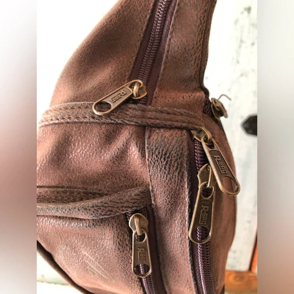 Australian leather crossbody/satchel belt bag w/“Australia” written in gold - Picture 8 of 11